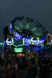 Predator bei Nacht auf der Theresienwiese beim Oktoberfest 2018 (©Foto. Martin Schmitz)